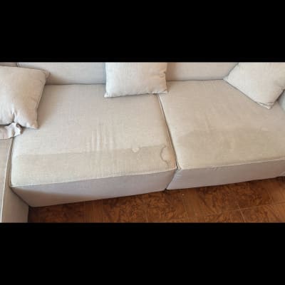 ספה עם כתמי מים על כריות