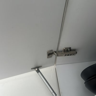 ציר דלת ארון עם בוכנה הידראולית