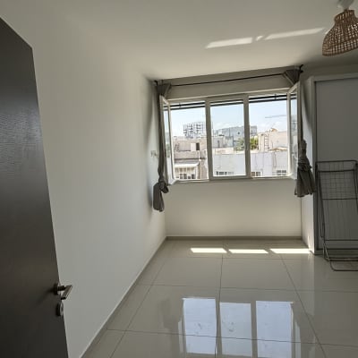 חדר ריק עם קירות צבועים ולוח חלון גדול