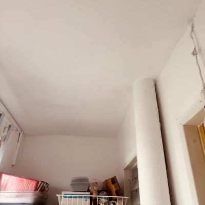 מדף עם פריטים שונים בחדר אחסון