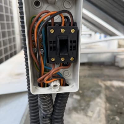 תיבת חיבורים עם חוטי חשמל צבעוניים