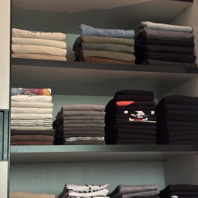 מדפים עם בגדים מקופלים בצורה מסודרת