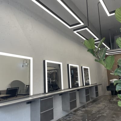 מראות מוארות בעיצוב מודרני במספרה ריקה