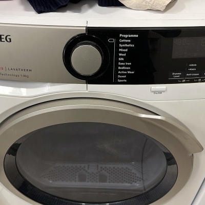 מייבש כביסה AEG עם תצוגה ותוכניות ייבוש שונות