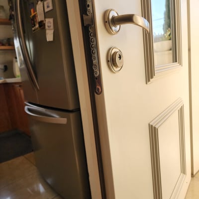 מנעול דלת עם ידית ומנגנון נעילה