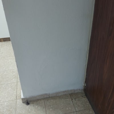 קיר צבוע עם רצפת אריחים