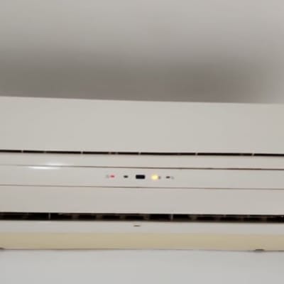 מזגן קיר לבן עם נוריות חיווי דולקות