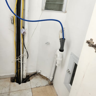 צינורות חשמל וצנרת מים על קיר לבן