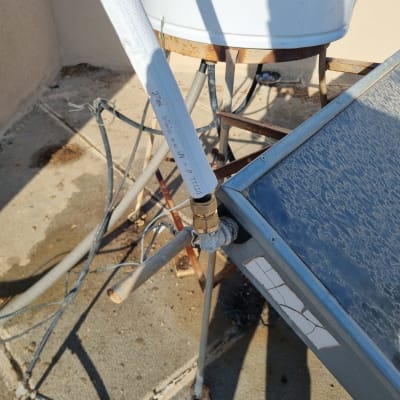 צינור מחובר לדוד שמש על גג