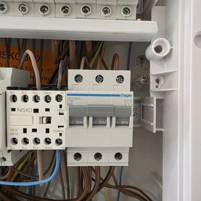 לוח חשמל עם מפסקים וחוטים חשמליים