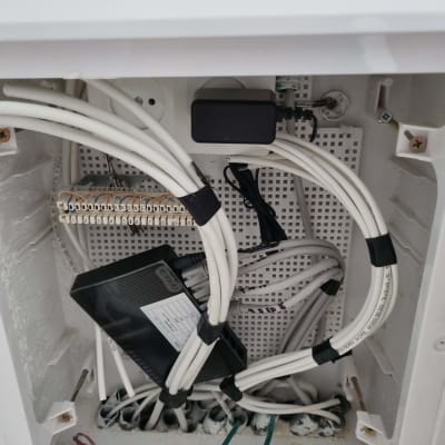 ארון תקשורת עם כבלים ומתג רשת