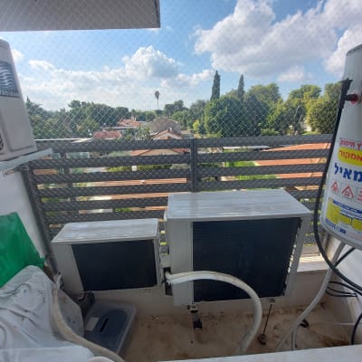רשת הגנה על מרפסת עם מזגנים ודוד שמש