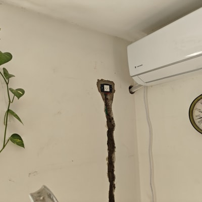 שקע חשמלי בקיר עם חוטים חשופים