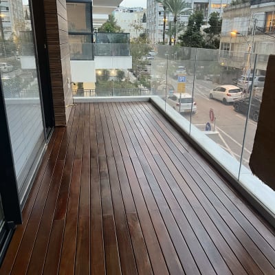 מרפסת עם רצפת עץ ונוף עירוני