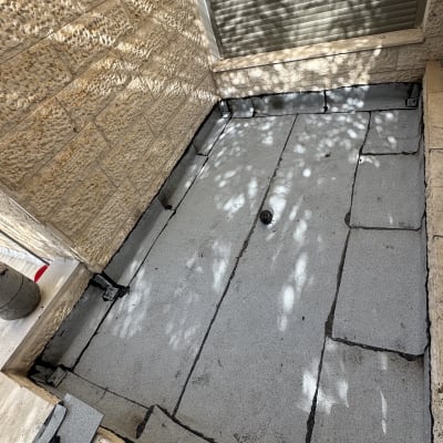 איטום גג עם יריעות ביטומניות בפינת מבנה