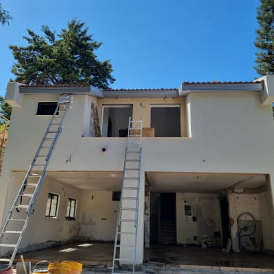 שיפוץ גג עם סולמות על בית