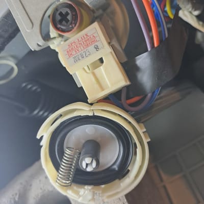 חלקים חשמליים עם חוטים וקפיץ