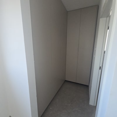 ארון קיר מובנה במסדרון צר עם דלתות סגורות