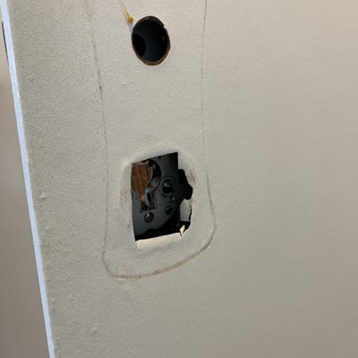 חורים בדלת להתקנת מנעול חדש