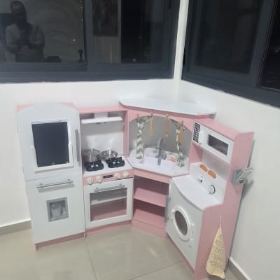 מטבח צעצוע ורוד עם כלים ואביזרים קטנים