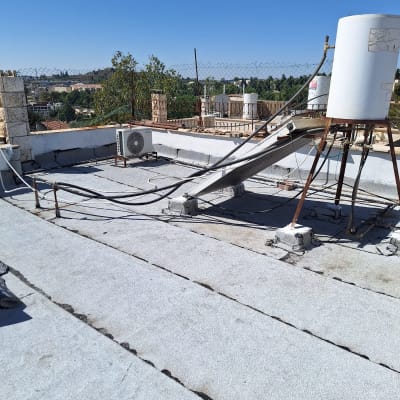 גג אטום עם יריעות ביטומניות ומיכל מים