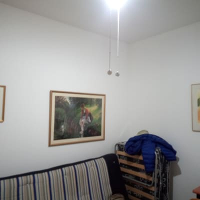 שלושה ציורים ממוסגרים תלויים על קיר לבן