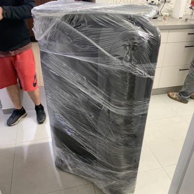 רהיט עטוף בניילון מוכן להובלה במטבח