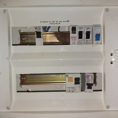 לוח חשמל עם מפסקים ומפסקי פחת