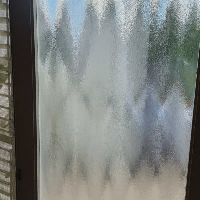 חלון זכוכית מט עם דוגמת גלים