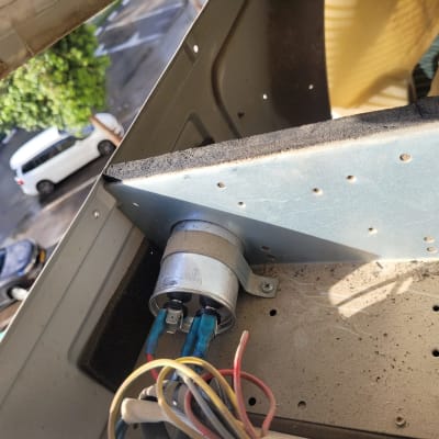 חלקים פנימיים של מזגן עם חוטי חשמל