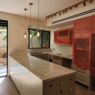 משטח שיש במטבח עם תאורה תלויה