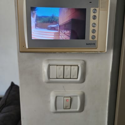 מסך תצוגה של מצלמת אבטחה עם תמונה חיצונית