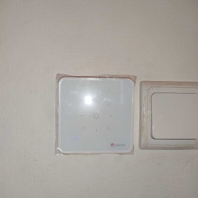 מתג חכם עם חיבור Wi-Fi על הקיר