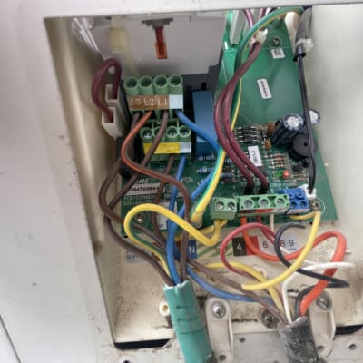 חוטים צבעוניים מחוברים ללוח חשמל במזגן