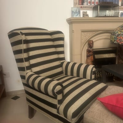 כורסה מפוספסת ליד אח עם קישוטים