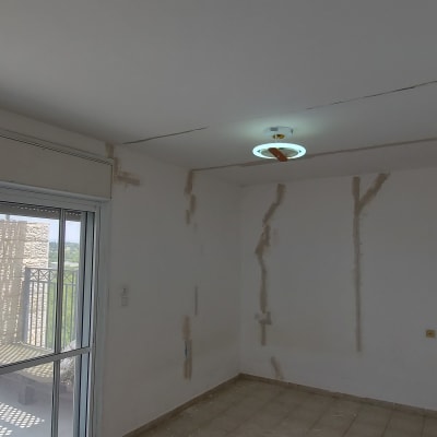 חדר עם קירות מתוקנים לקראת צביעה