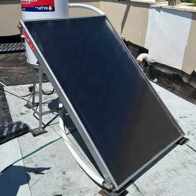 דוד שמש עם קולטן על גג שטוח