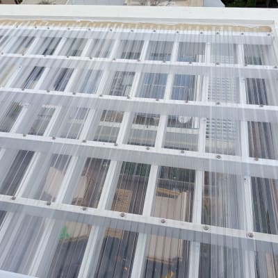 גג פלסטיק שקוף עם קורות עץ לבנות