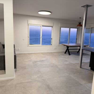רצפה נקייה וחלונות עם נוף לים