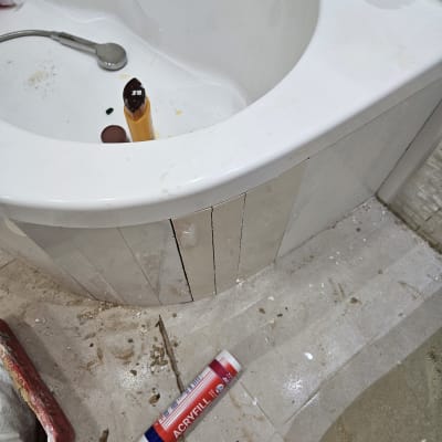 כיור עם צינור, חומר איטום וכלי עבודה