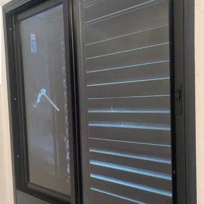 חלון זכוכית עם תריסים סגורים