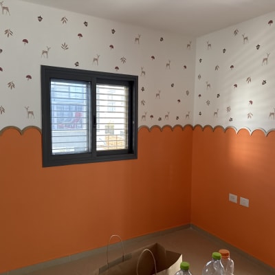 קיר צבוע כתום עם דוגמאות צבאים ופטריות