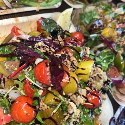 סלט צבעוני עם עגבניות, עלים ירוקים ורוטב בלסמי