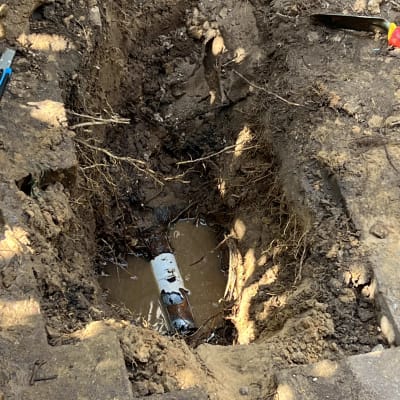 חפירה באדמה עם צינור חשוף ומים