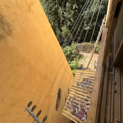 חבלי כביסה עם בגדים תלויים עליהם