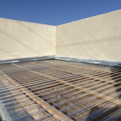 גג עץ עם כיסוי פלסטיק שקוף