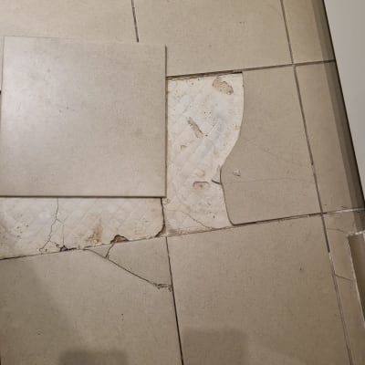 אריחים שבורים על רצפה, תיקון נדרש