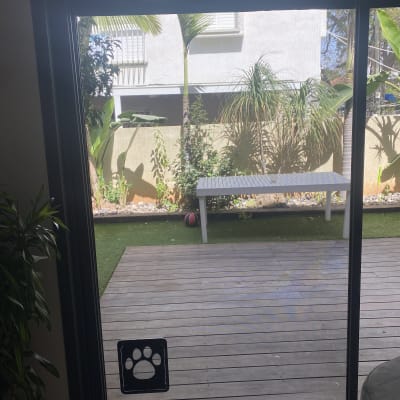 מדבקת כף רגל על דלת זכוכית