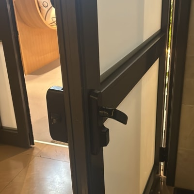 דלת פתוחה עם ידית שחורה ומסגרת מתכת