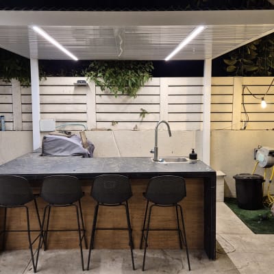 פרגולה מאלומיניום עם תאורה מובנית מעל מטבח חוץ